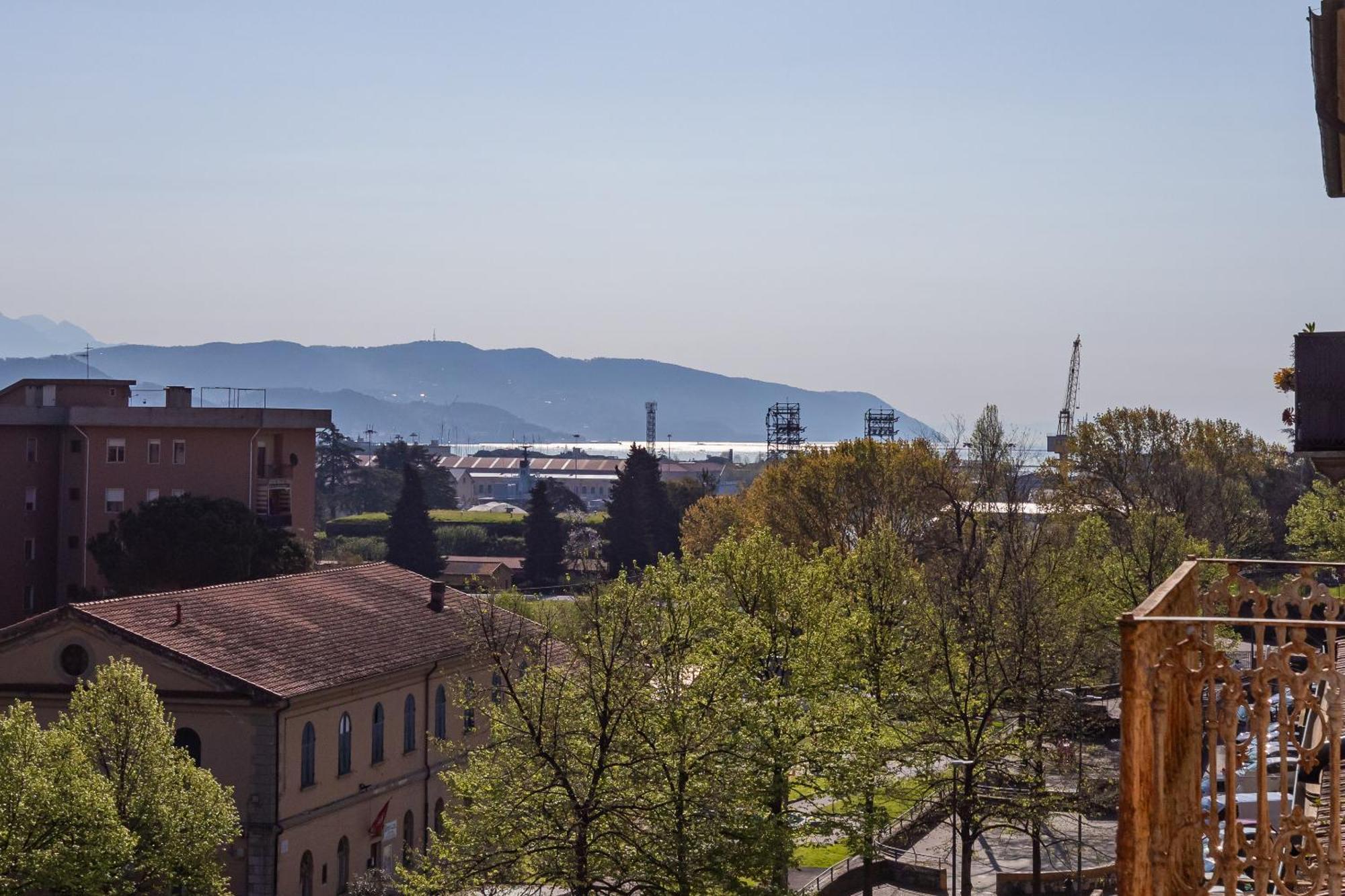 Appartamento Elegante Dimora La Spezia-Free Parking Esterno foto